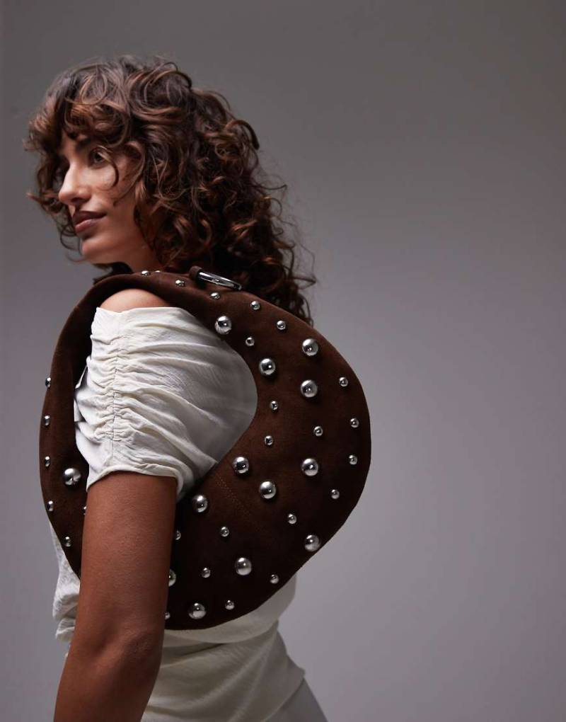 Mango - Umhängetasche aus Leder in Braun mit Nietenbesatz und Ringdetail von Mango