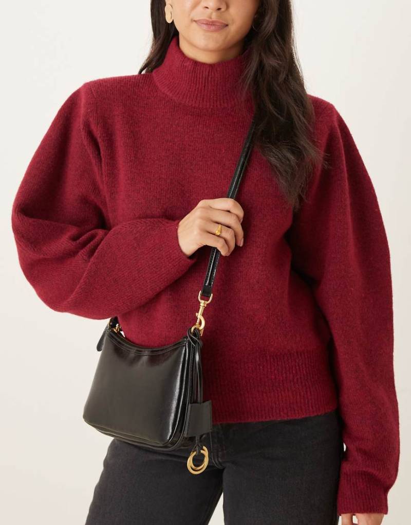 Mango - Umhängetasche in Schwarz mit Anhänger von Mango