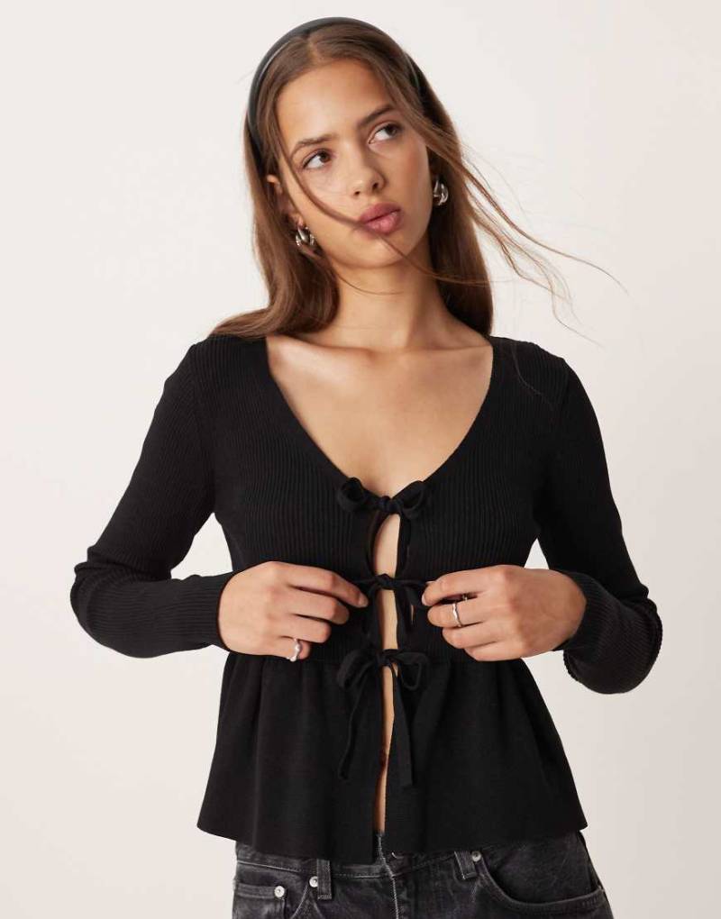 Mango - Vorne gebundene Strickjacke in Schwarz mit Schößchensaum von Mango