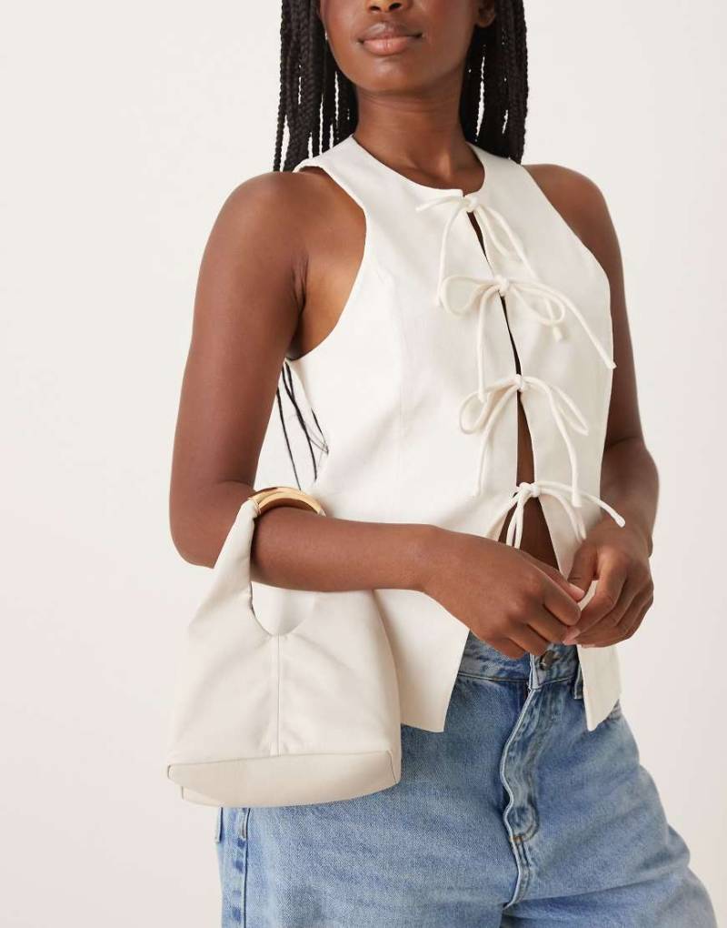 Mango - Weiche Tasche in Creme aus Kunstleder mit goldfarbenem Statement-Griff-Neutral von Mango