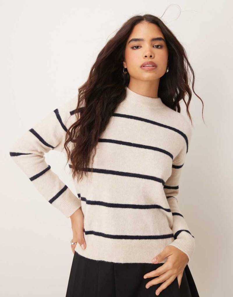 Mango - Weicher, hochgeschlossener Pullover in gestreiftem Braun von Mango