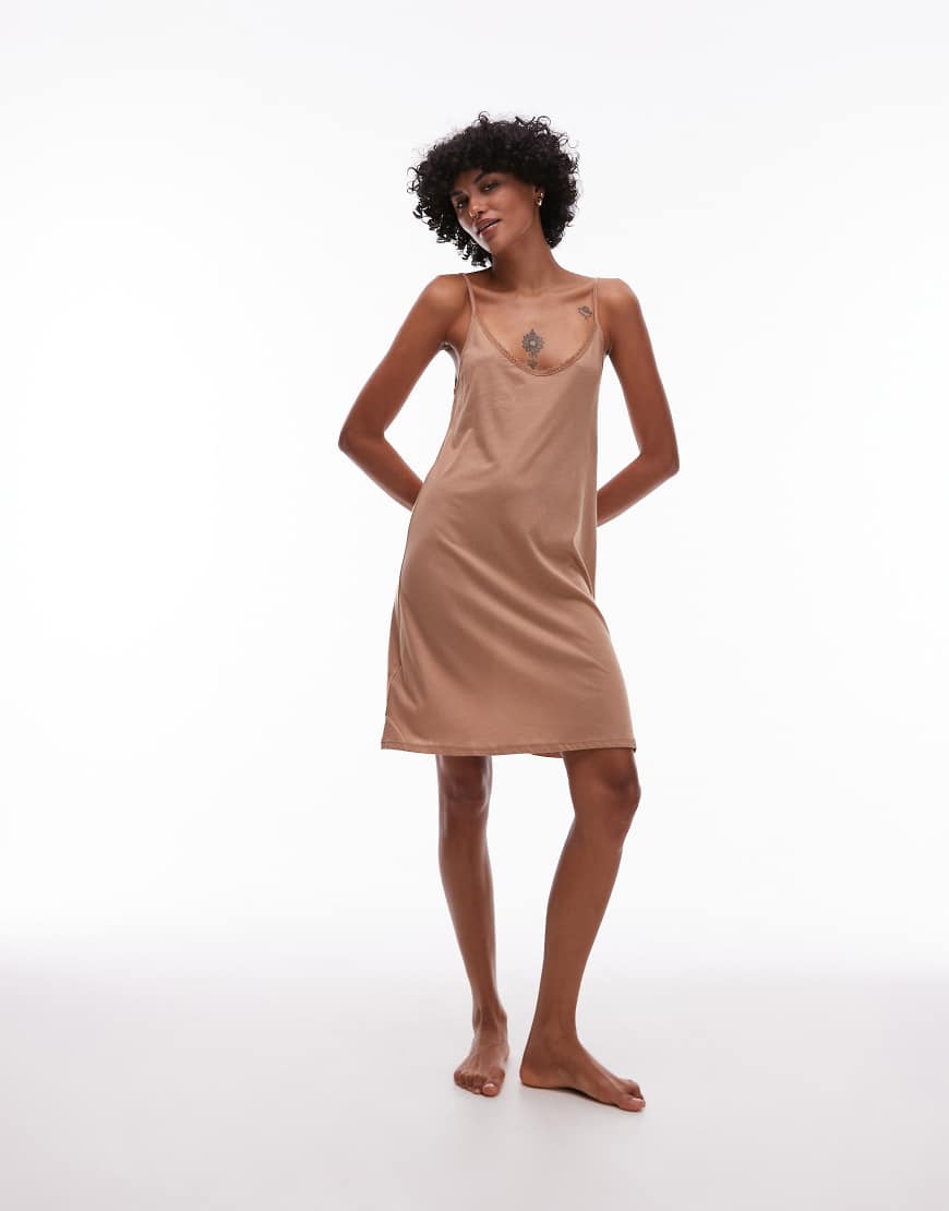 Mango - Weiches Schlupfkleid aus Modal in Hellbraun mit schmalen Trägern und Satinbesatz Mango - Weiches Schlupfkleid aus Modal in Hellbraun mit schmalen Trägern und Satinbesatz von Mango