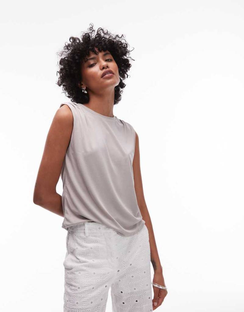 Mango - Weiches T-Shirt in Pilzbraun mit geraffter Schulterpartie von Mango