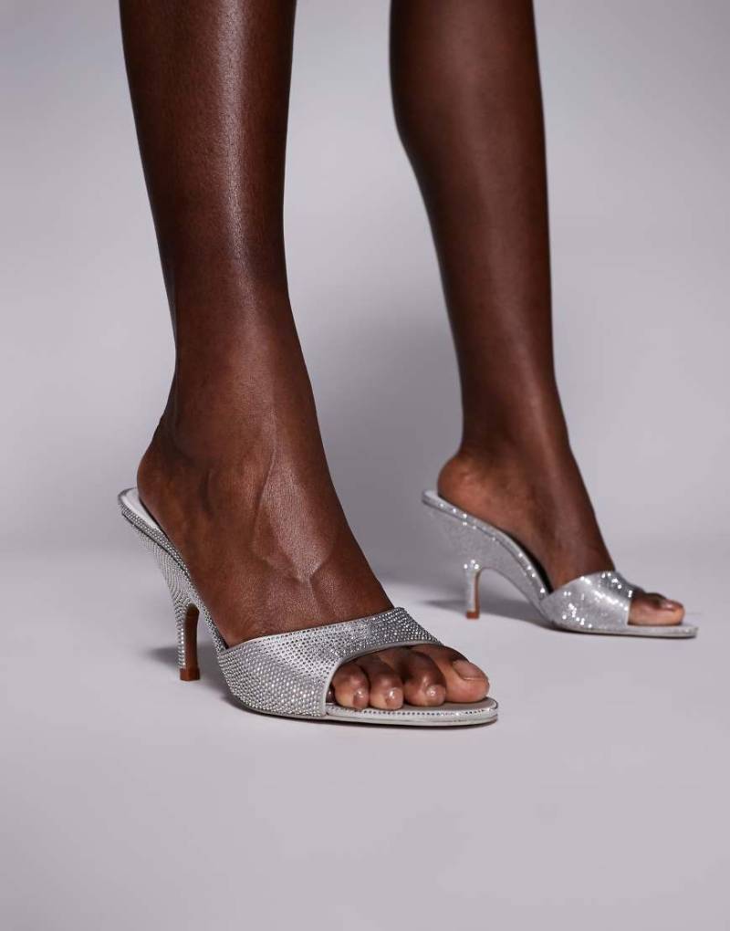 Mango featuring Kaia Gerber - Absatzschuhe in Silber mit Strassverzierung und Fersenriemen von Mango