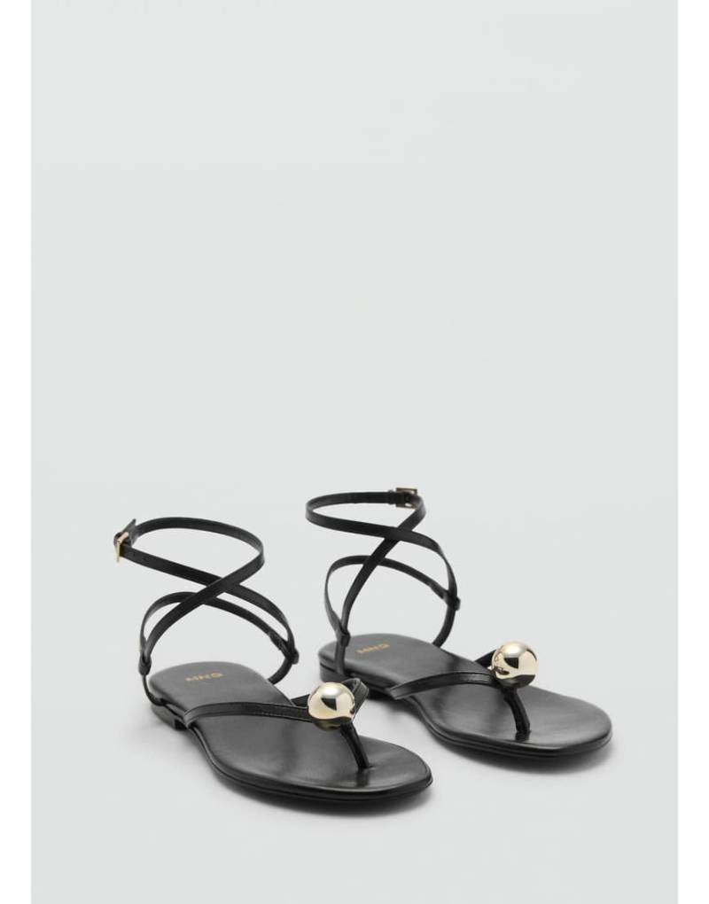 Mango featuring Kaia Gerber - Flache Sandalen in Schwarz mit überkreuzten Riemchen von Mango