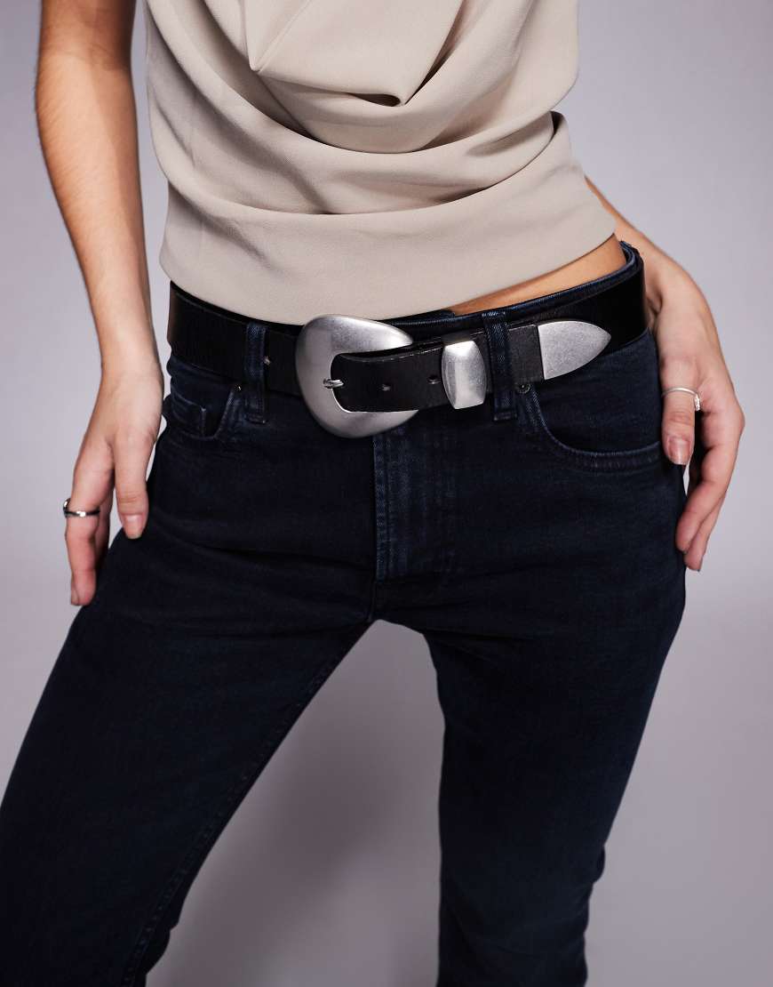 Mango featuring Kaia Gerber - Gürtel aus 100% Leder in Schwarz mit silberner Oversize-Schnalle von Mango