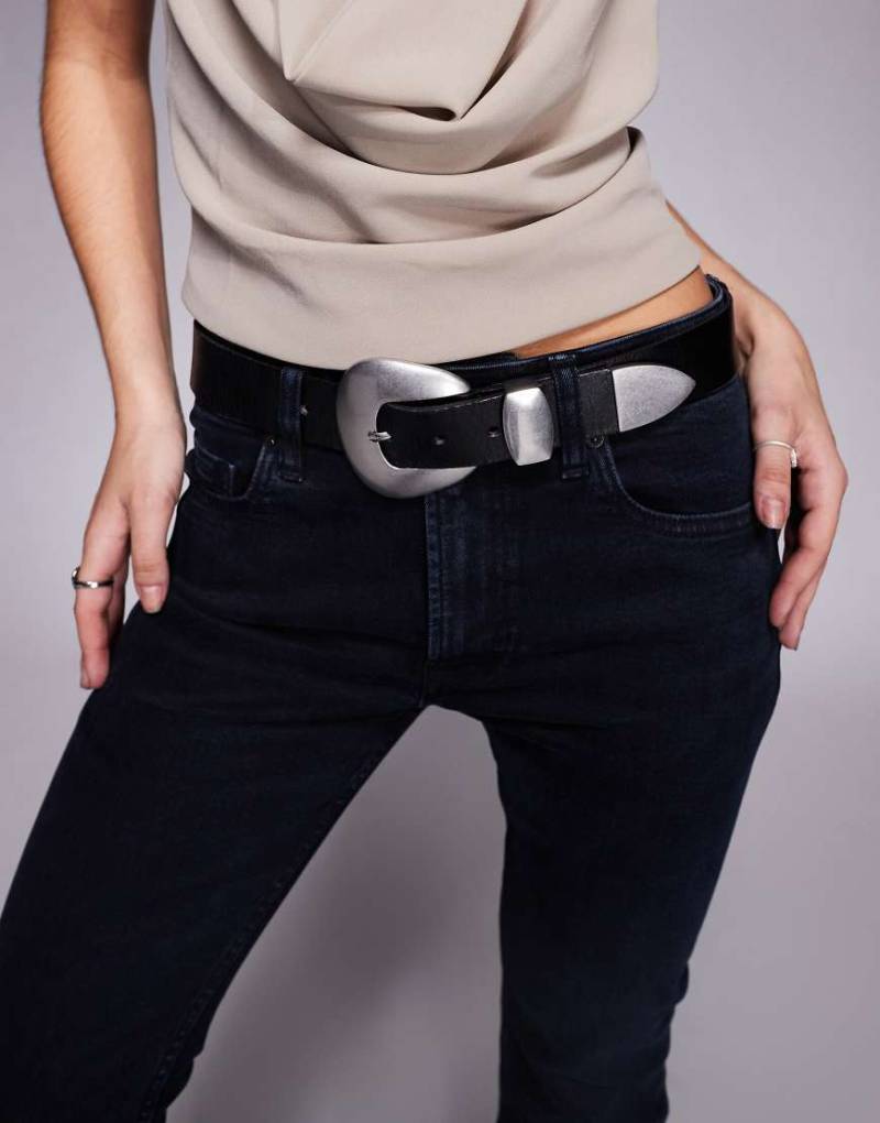 Mango featuring Kaia Gerber - Gürtel aus 100% Leder in Schwarz mit silberner Oversize-Schnalle von Mango