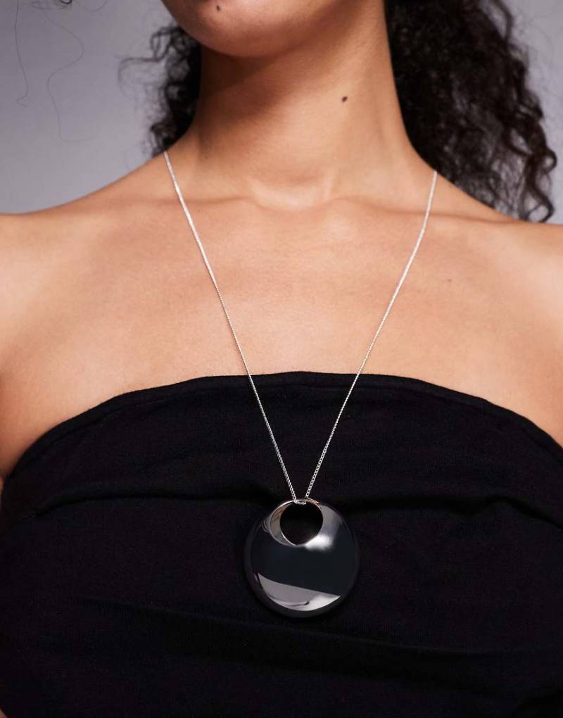 Mango featuring Kaia Gerber - Halskette in Silberoptik mit Anhänger von Mango