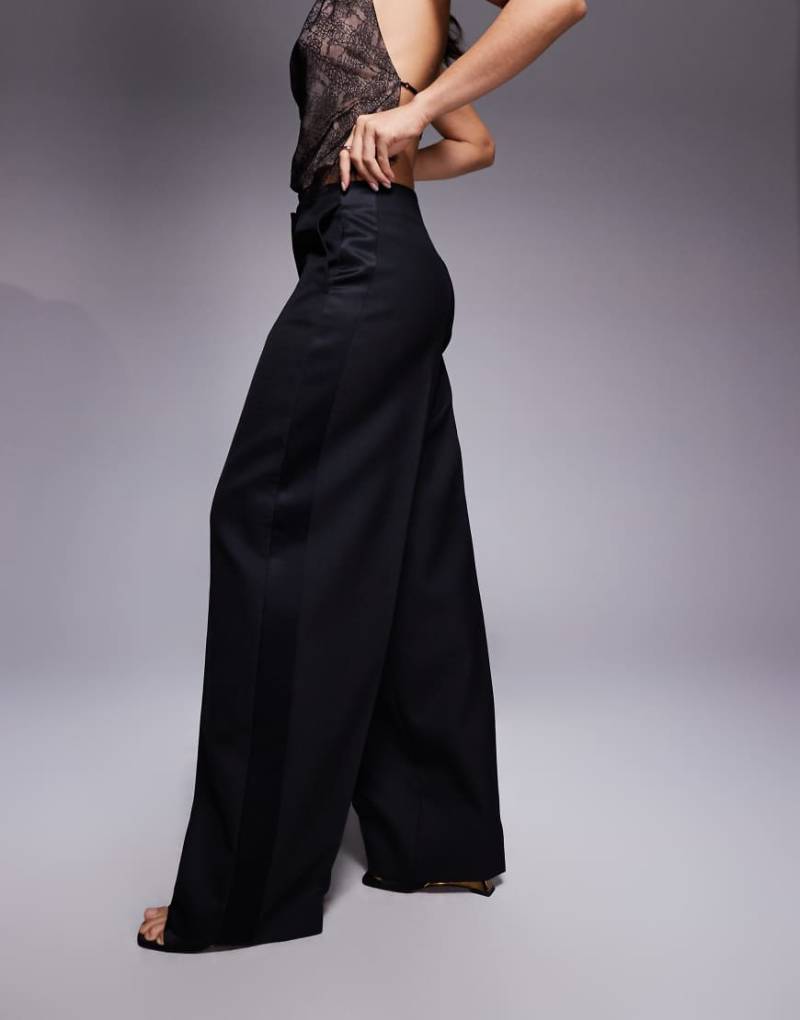 Mango featuring Kaia Gerber - Hochwertige, elegante Hose in Schwarz mit weitem Schnitt, Kombiteil von Mango