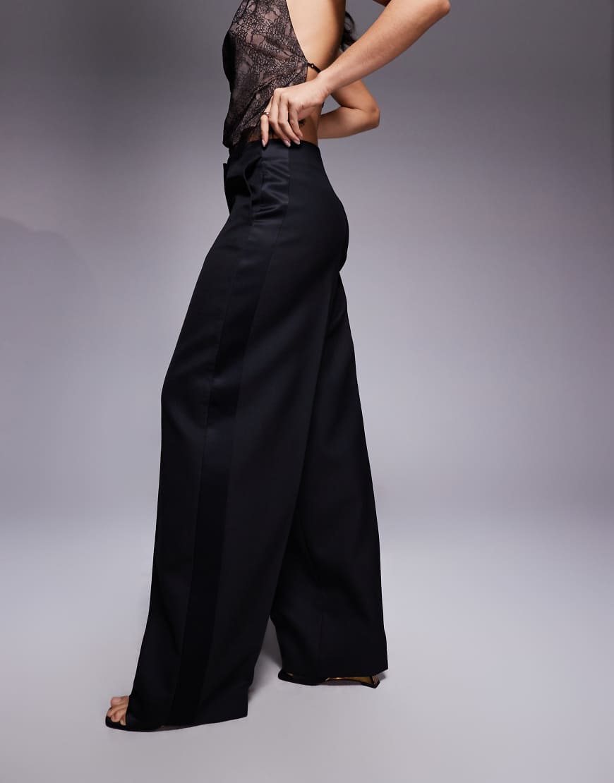 Mango featuring Kaia Gerber - Hochwertige, elegante Hose in Schwarz mit weitem Schnitt, Kombiteil von Mango