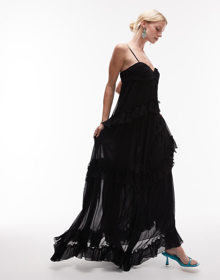 Mango featuring Kaia Gerber - Hochwertiges, trägerloses Maxikleid in Schwarz mit Rüschenstufen von Mango