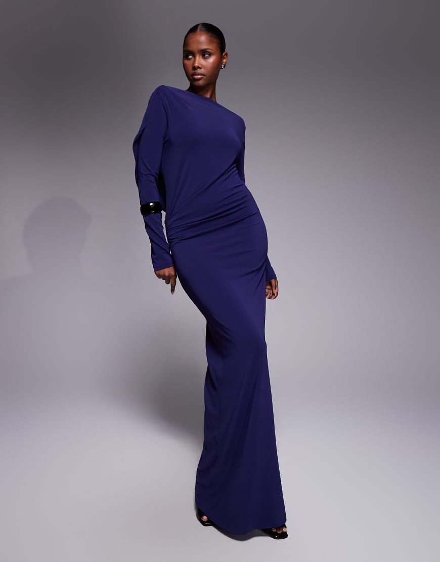 Mango featuring Kaia Gerber - Langärmliges Maxikleid in Marineblau mit drapiertem Rücken von Mango