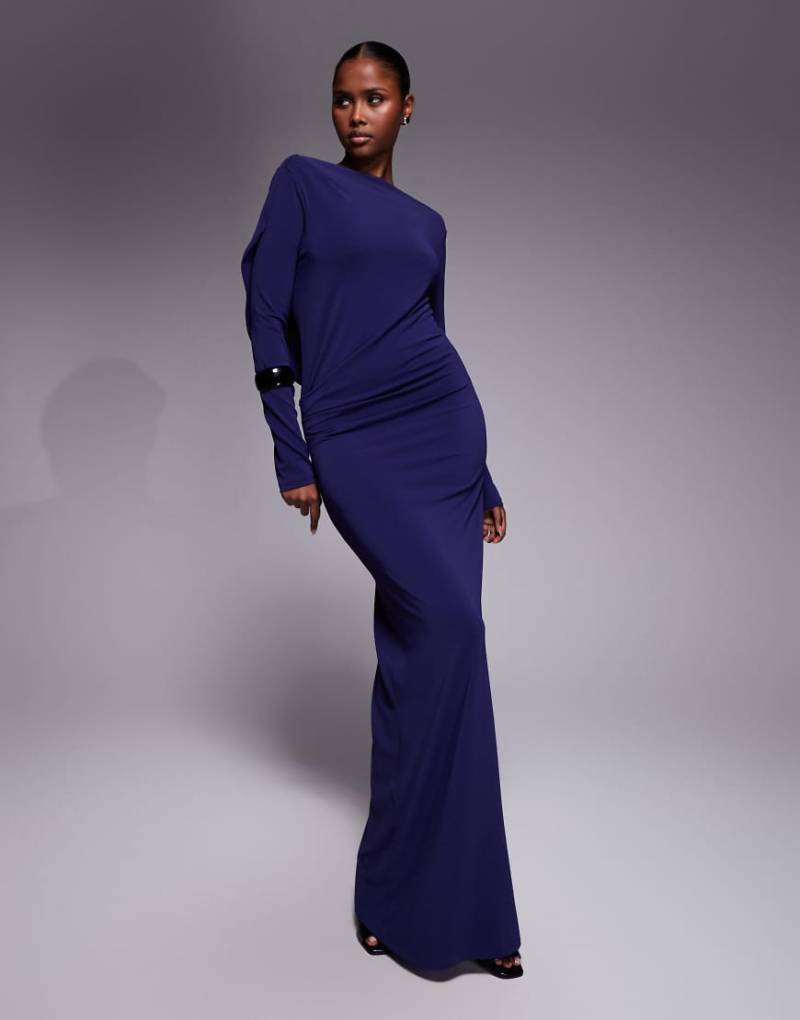 Mango featuring Kaia Gerber - Langärmliges Maxikleid in Marineblau mit drapiertem Rücken von Mango