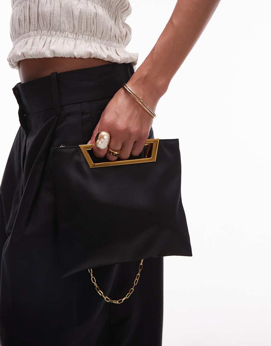 Mango featuring Kaia Gerber - Quadratische Clutch-Tasche aus Satin in Schwarz von Mango