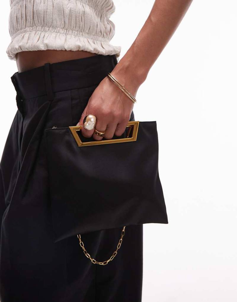 Mango featuring Kaia Gerber - Quadratische Clutch-Tasche aus Satin in Schwarz von Mango