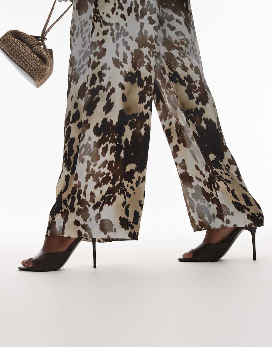 Mango featuring Kaia Gerber - Stiletto-Mules in Braun Mango featuring Kaia Gerber - Stiletto-Mules in Braun von Mango