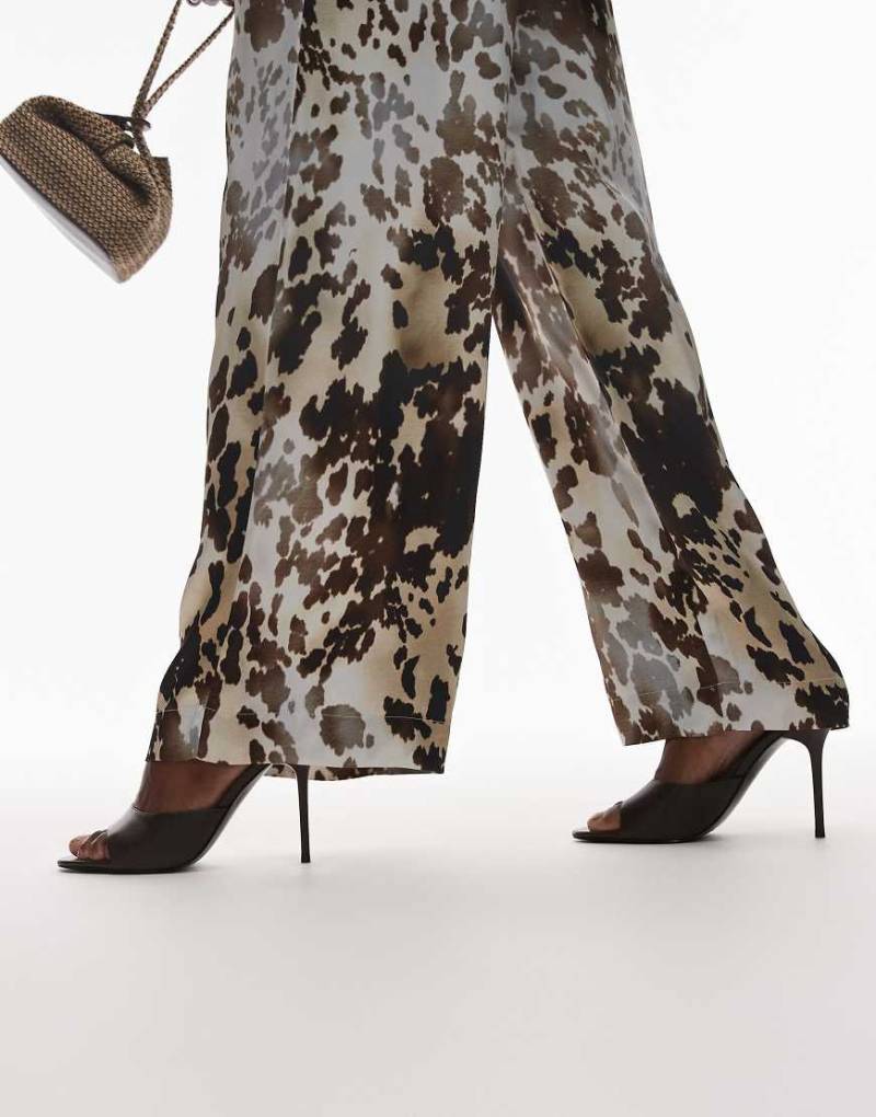 Mango featuring Kaia Gerber - Stiletto-Mules in Braun von Mango