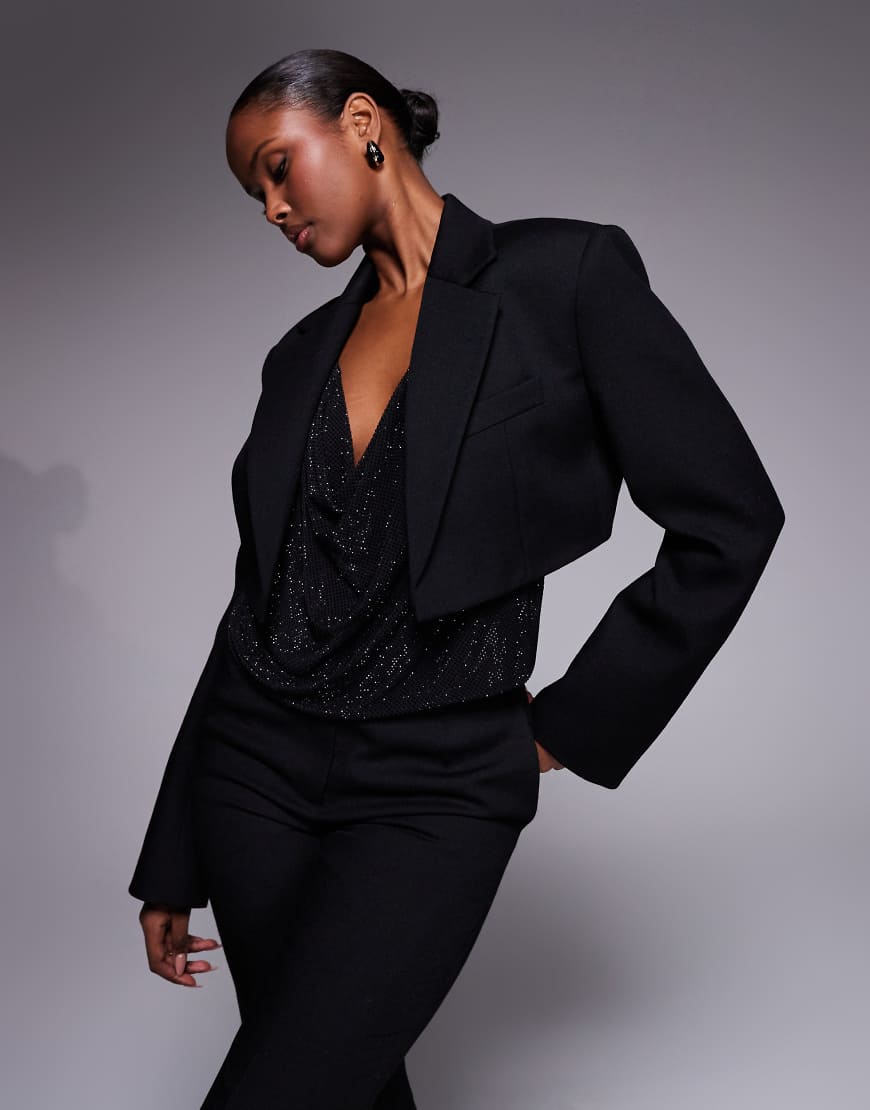 Mango featuring Kaia Gerber - Taillierter Cropped-Blazer in Schwarz, Kombiteil von Mango