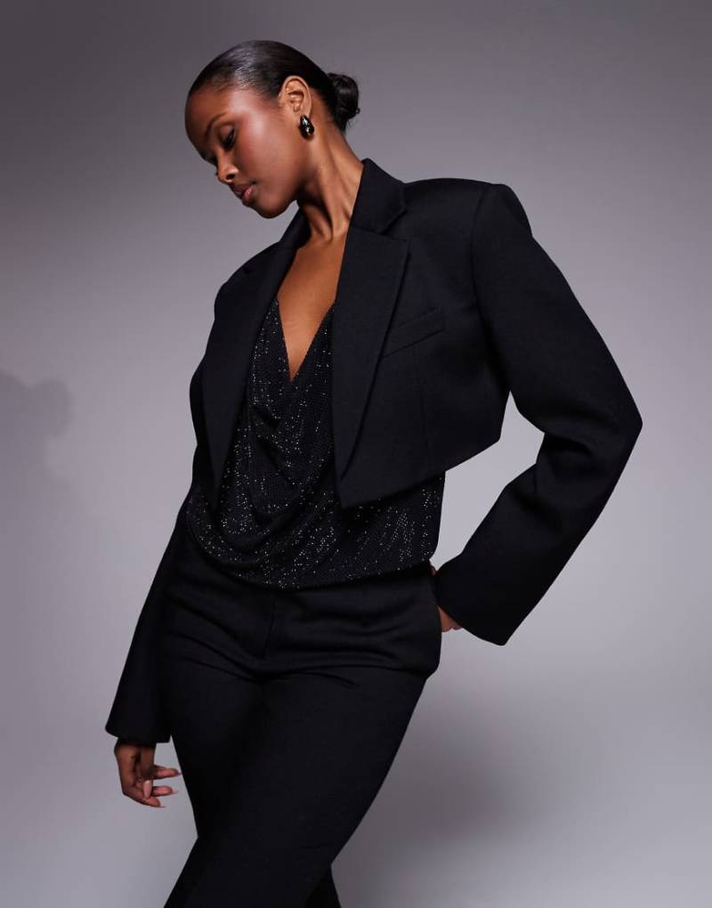 Mango featuring Kaia Gerber - Taillierter Cropped-Blazer in Schwarz, Kombiteil von Mango