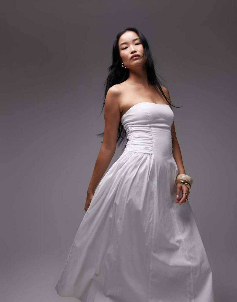 Mango featuring Kaia Gerber - Trägerloses Maxikleid aus Baumwolle in Weiß mit gerafftem Oberteil von Mango