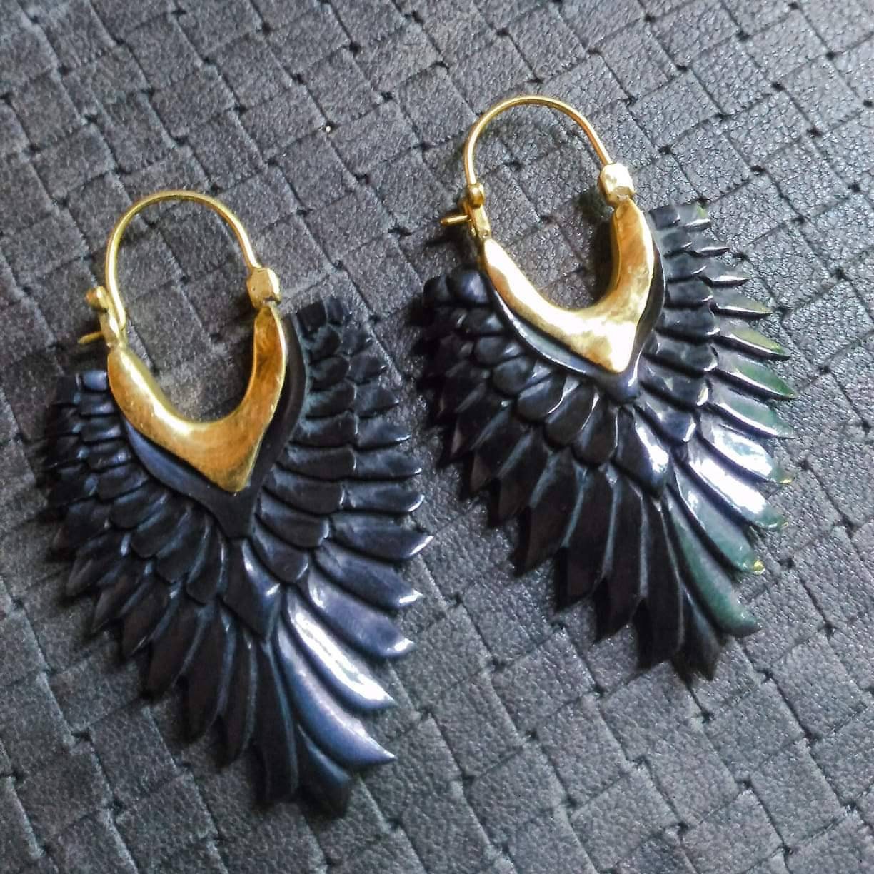 In Büffelhorn Geschnitzte Engelsflügel-Ohrringe Mit Messing - Boho-Schmuck Einzigartiger Schmuck Fairytail Cosplay Slow Fashion Schicke Juwelen von MangoPurpleJewels