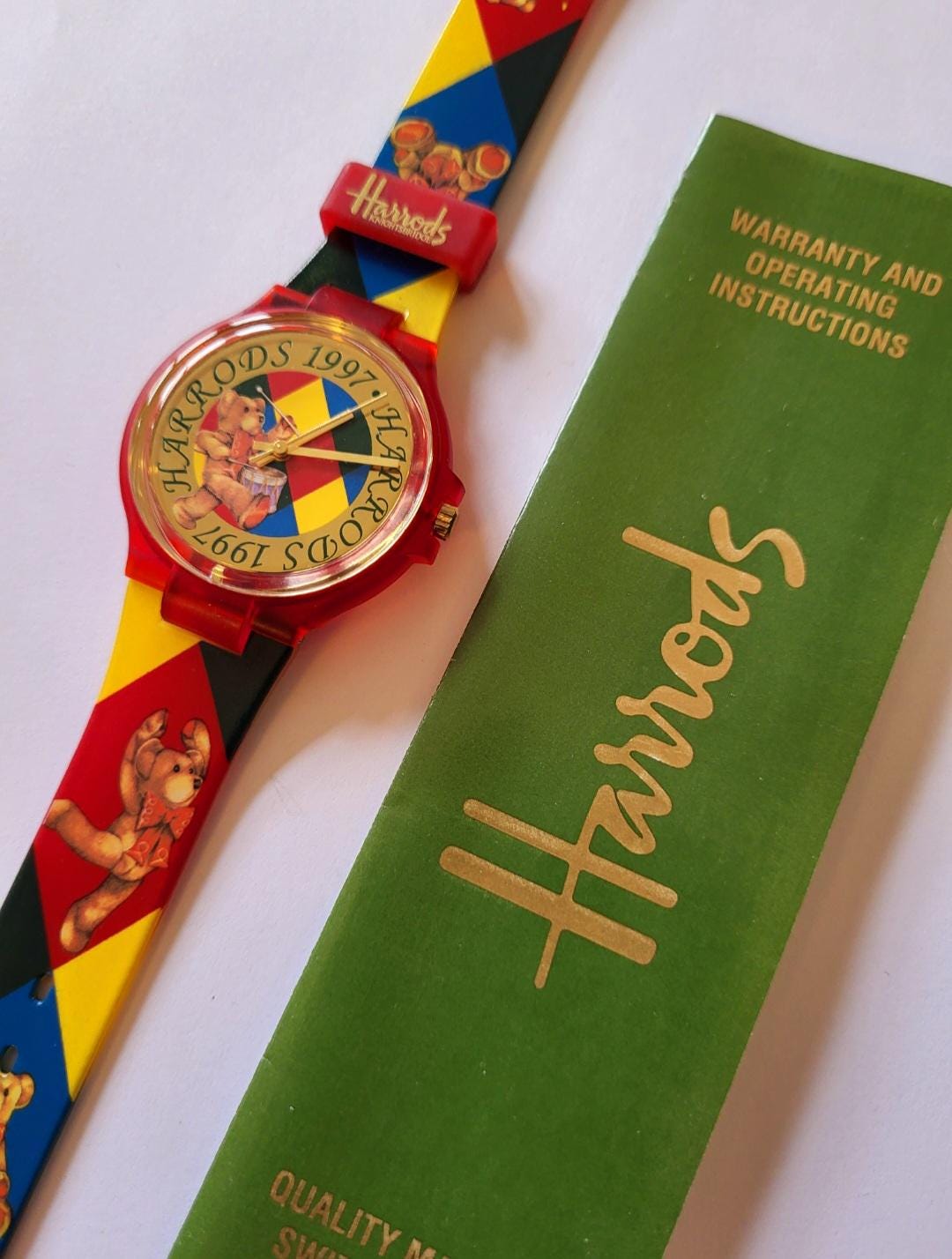 Harrods Knightsbridge London Sammleruhr Armbanduhr 1997 Mit Bärenmotiv Vintage Wie Swatch Harrods Knightsbridge London Sammleruhr Armbanduhr 1997 Mit Bärenmotiv Vintage Wie Swatch von MangoSpringJewels