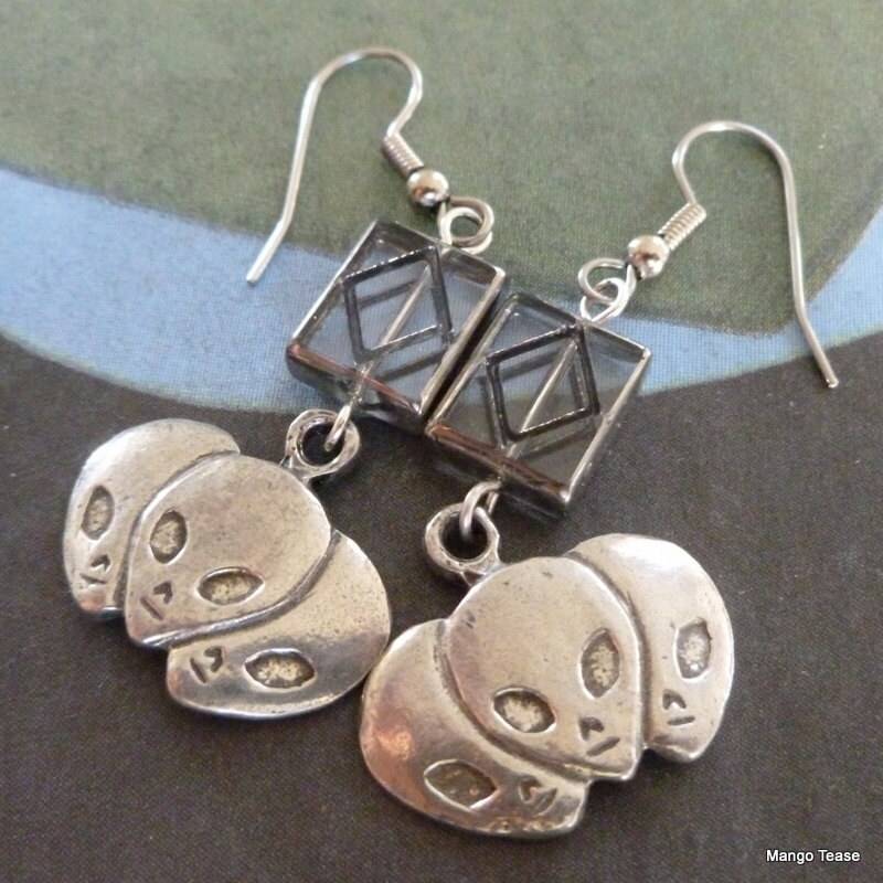 Alien Silber Metall Charme Glas Perle Ohrringe, Kostenloser Us-Versand, Mango Tease von MangoTease