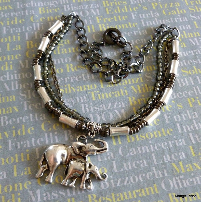 Elefant Anhänger Silber Metall Charme Und Perlen Doppelstrang Halskette, Gunmetal Kettenhalskette, Kostenloser Versand in Den Usa, Mango Tease Elefant Anhänger Silber Metall Charme Und Perlen Doppelstrang Halskette, Gunmetal Kettenhalskette, Kostenloser Versand in Den Usa, Mango Tease von MangoTease