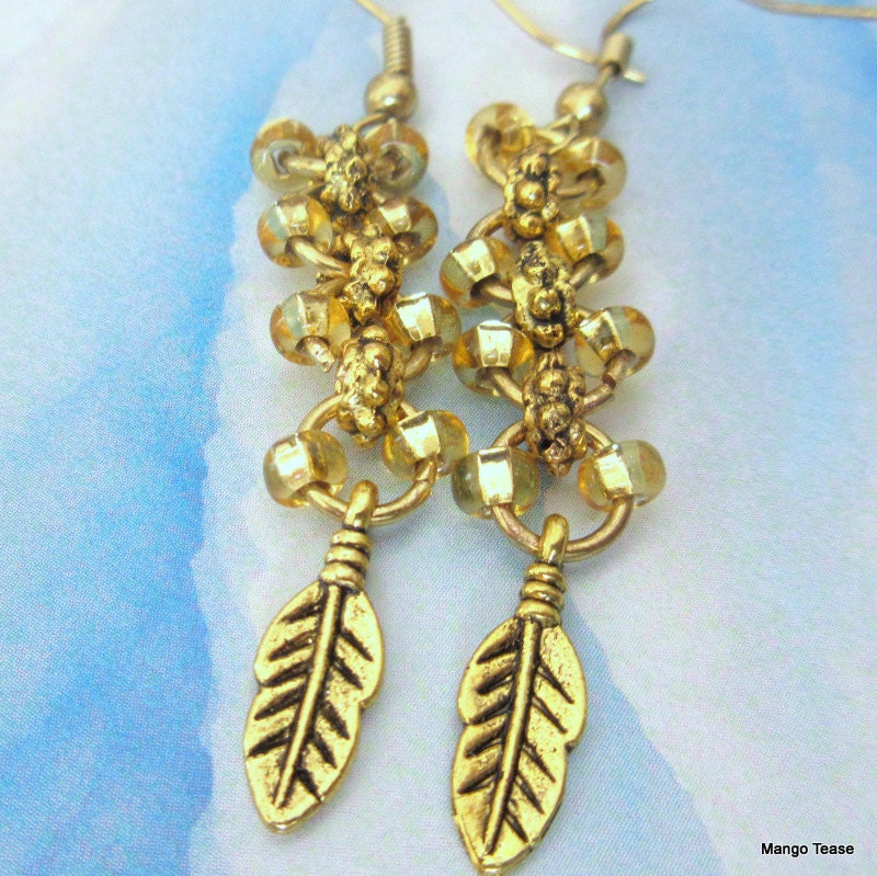 Feder-Creolen Gold Metall Baumeln, Bohemian Style Ohrringe, Chain Maille Kostenloser Versand, Handgefertigt, Baumeln Ohrringe Feder-Creolen Gold Metall Baumeln, Bohemian Style Ohrringe, Chain Maille Kostenloser Versand, Handgefertigt, Baumeln Ohrringe von MangoTease