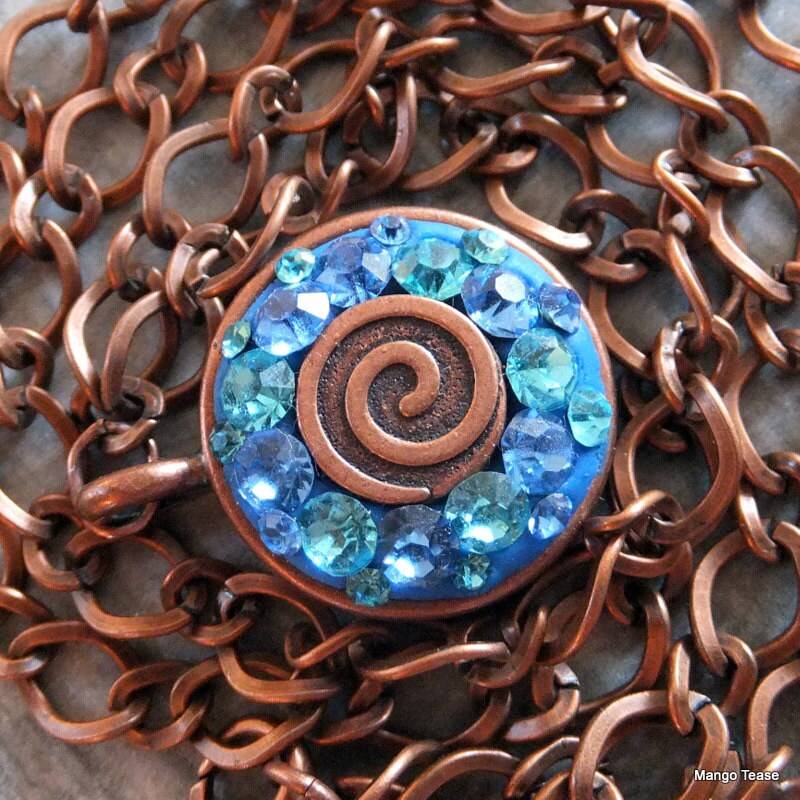 Kupfer-Anhänger Runde Handgefertigt Mit Blauen Strass Kristalle Auf Kupfer Kette Halskette, Kostenloser Us-Versand, Mango Tease Kupfer-Anhänger Runde Handgefertigt Mit Blauen Strass Kristalle Auf Kupfer Kette Halskette, Kostenloser Us-Versand, Mango Tease von MangoTease
