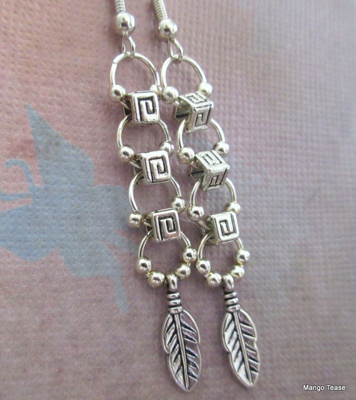 Metall Silber Ohrhänger Creolen Feder, Bohemian Style Ohrringe, Kostenloser Versand, Handgefertigt, Baumeln Ohrringe Metall Silber Ohrhänger Creolen Feder, Bohemian Style Ohrringe, Kostenloser Versand, Handgefertigt, Baumeln Ohrringe von MangoTease