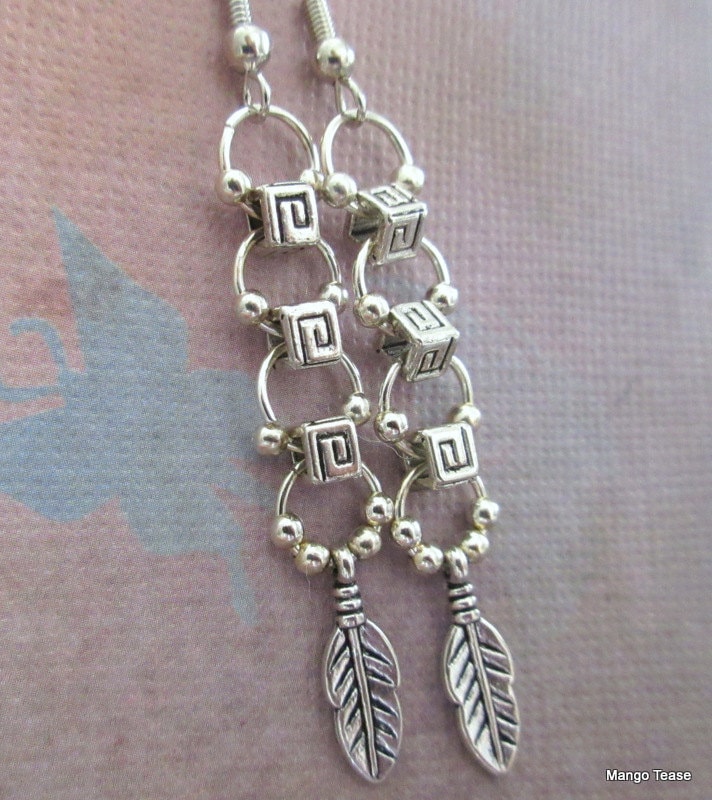 Metall Silber Ohrhänger Creolen Feder, Bohemian Style Ohrringe, Kostenloser Versand, Handgefertigt, Baumeln Ohrringe von MangoTease