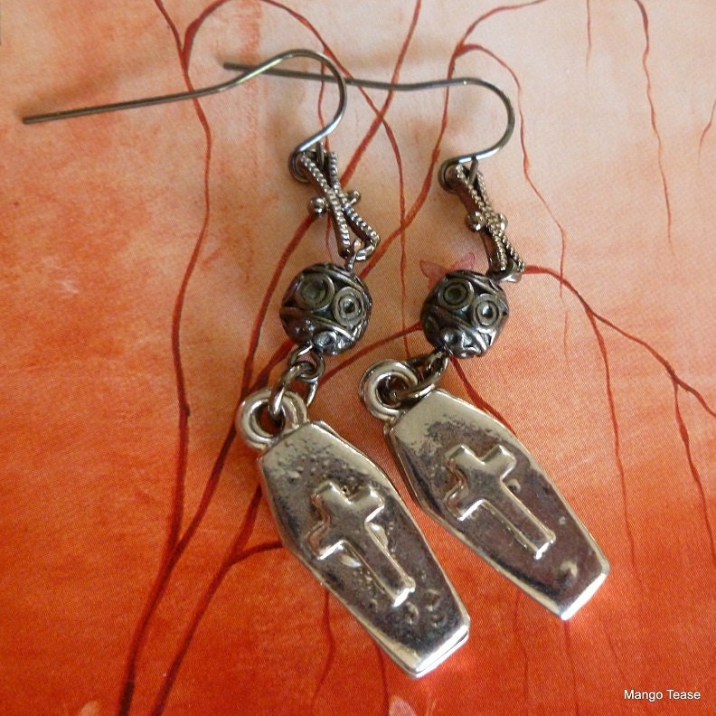 Sarg Ohrringe Silber Metall Kreuz Geprägt Charme Gunmetal Perlen, Kostenloser Us-Versand, Halloween-Schmuck von MangoTease