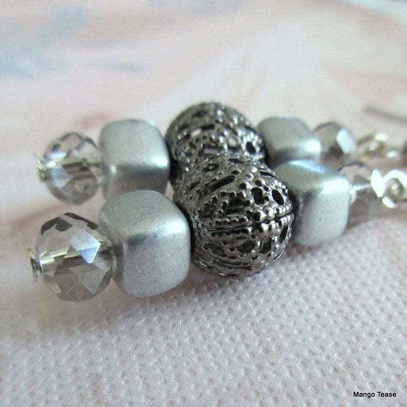 Silber Grau Ohrringe Glas Und Metall Perlen Baumelt/Drop Ohrringe, Kostenloser Us-Versand, Mango Tease Silber Grau Ohrringe Glas Und Metall Perlen Baumelt/Drop Ohrringe, Kostenloser Us-Versand, Mango Tease von MangoTease
