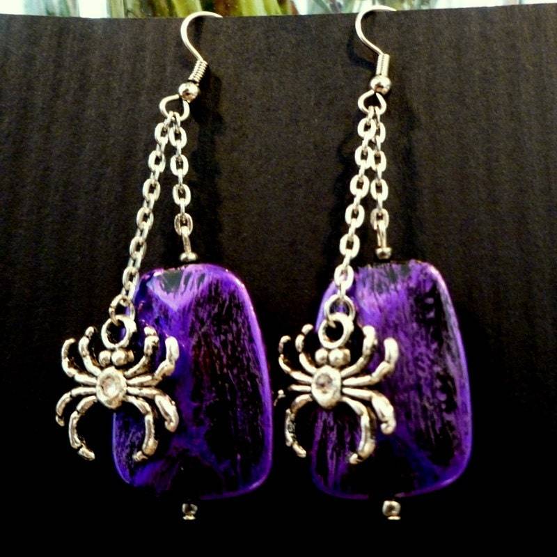 Spinne Charme Lila Acryl Perle Baumeln Goth Kitsch Halloween Ohrringe, Kostenloser Us-Versand, Mango Tease Spinne Charme Lila Acryl Perle Baumeln Goth Kitsch Halloween Ohrringe, Kostenloser Us-Versand, Mango Tease von MangoTease