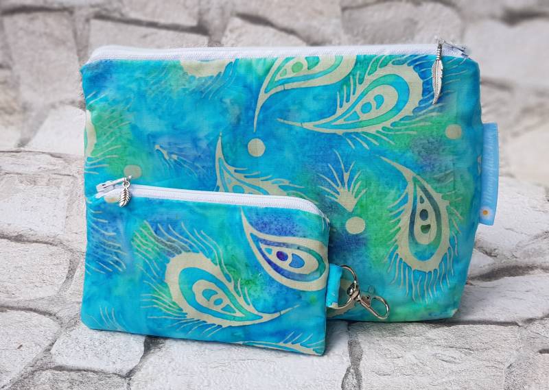 Kosmetiktasche & Schlüsselanhänger Set Federn Hellblau Weiß Batik Natur Boho Neu Geldbörse Mini Handmade von Mangofuesschen