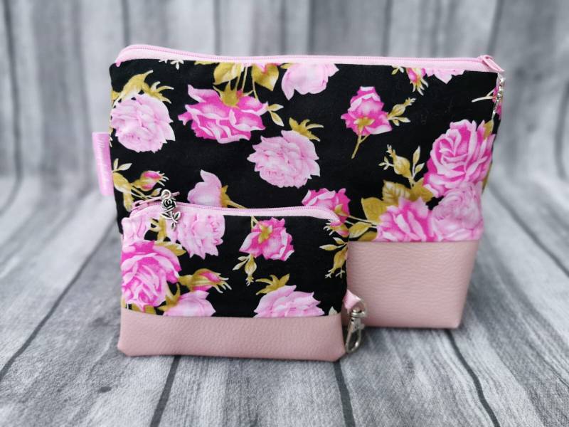 Kosmetiktasche & Schlüsselanhänger Set Rosen Schwarz Rosa Vintage Blumen Kunstleder Rosé Neu Handmade Geschenkset Reiseaccessoires von Mangofuesschen