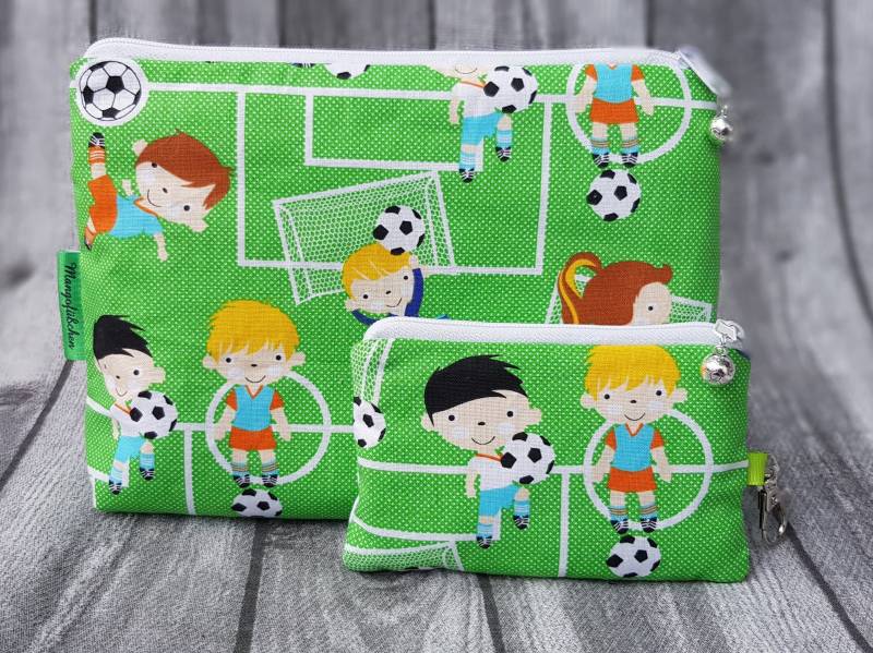 Kulturtasche & Schlüsselanhänger Fußball Sport Kicker Jungs Grün Spielfeld Hobby Set Oder Einzeln Neu Geschenkset Einschulung Kinder Ball von Mangofuesschen
