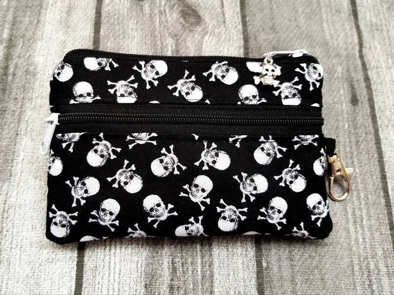 Schlüsseltasche Mini Geldbörse Totenkopf Schwarz Weiß Schlüsseletui Punk Skulls Schädel Totenköpfe Neu Handmade Mäppchen Geschenkidee Vegan von Mangofuesschen