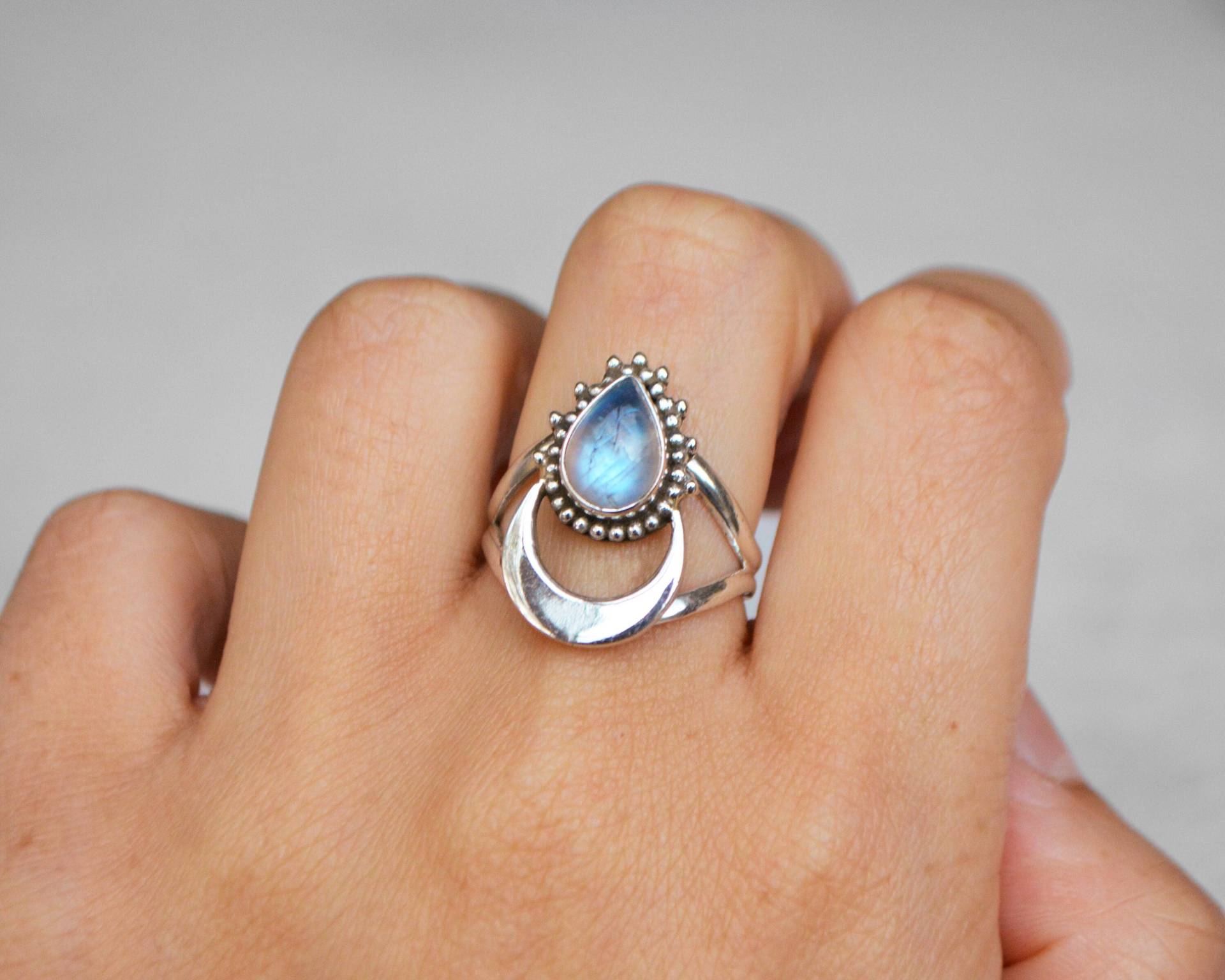 Tropfenförmiger Regenbogen Mondstein Halbmond Doppelbandring 925 Sterling Silber & Kristall von MangosteenDreams