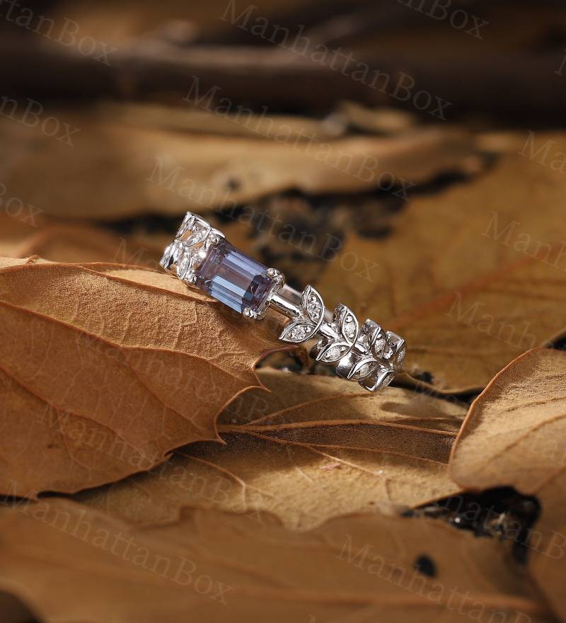 Antiker Alexandrit Verlobungsring|Vintage Smaragd Form Ring|Einzigartige Blattform Weißgold Brautring|Halb Ewigkeit Jahrestag Ring von ManhattanBox