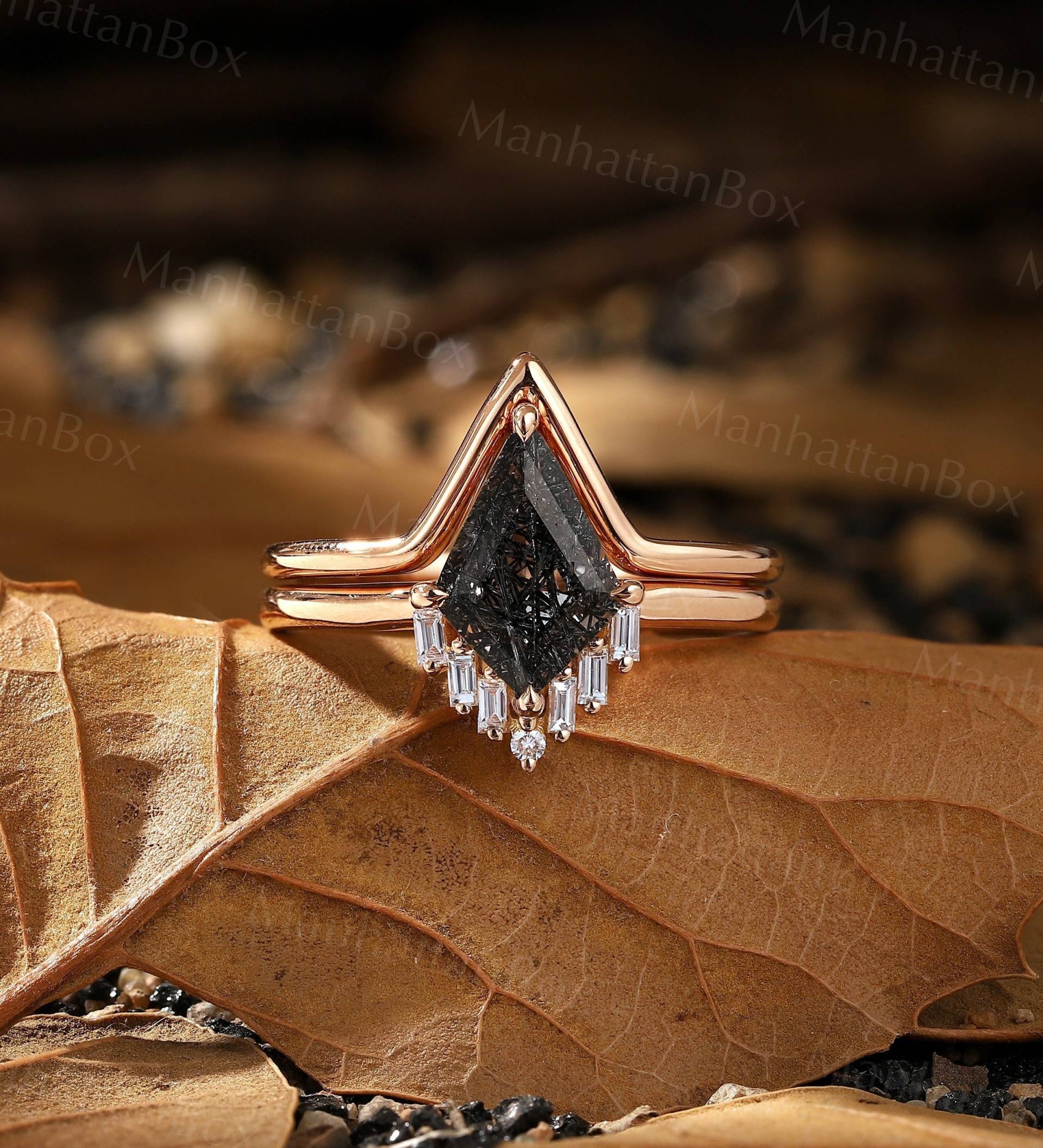 Verlobungsring-Set Aus Schwarzem Rutilquarz Im Art-Deco-Drachenschliff, Roségold-Brautset, Baguette-Form, Moissanit-Cz-Diamantring, Chevron-Band von ManhattanBox