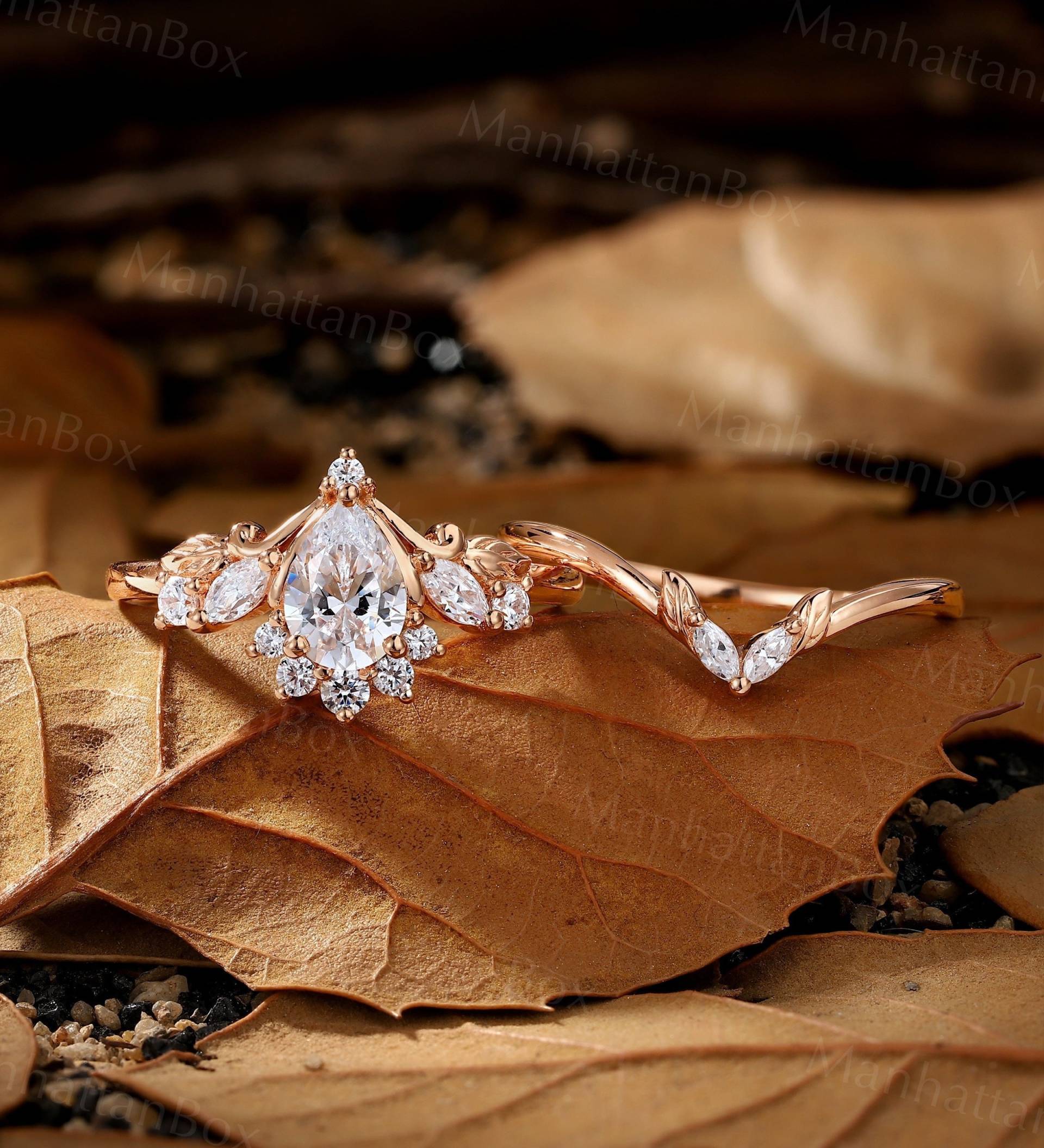 Birnenförmiger Moissanite Verlobungsring Moissanite/Diamant Ring Set Rose Gold Blatt Band Braut Natur Inspirierter Geschwungener Ehering von ManhattanBox