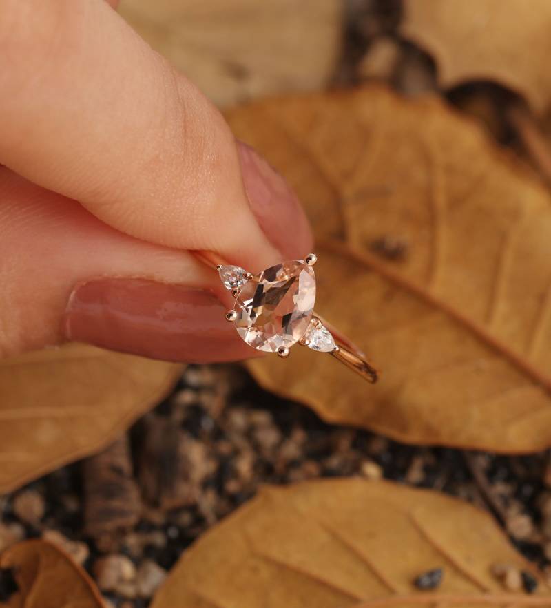 Eleganter Pfirsich Rosa Morganit Verlobungsring - Vintage Roségold Drei Stein Ehering Tropfen Diamant Brautring Von Manhattanbox von ManhattanBox