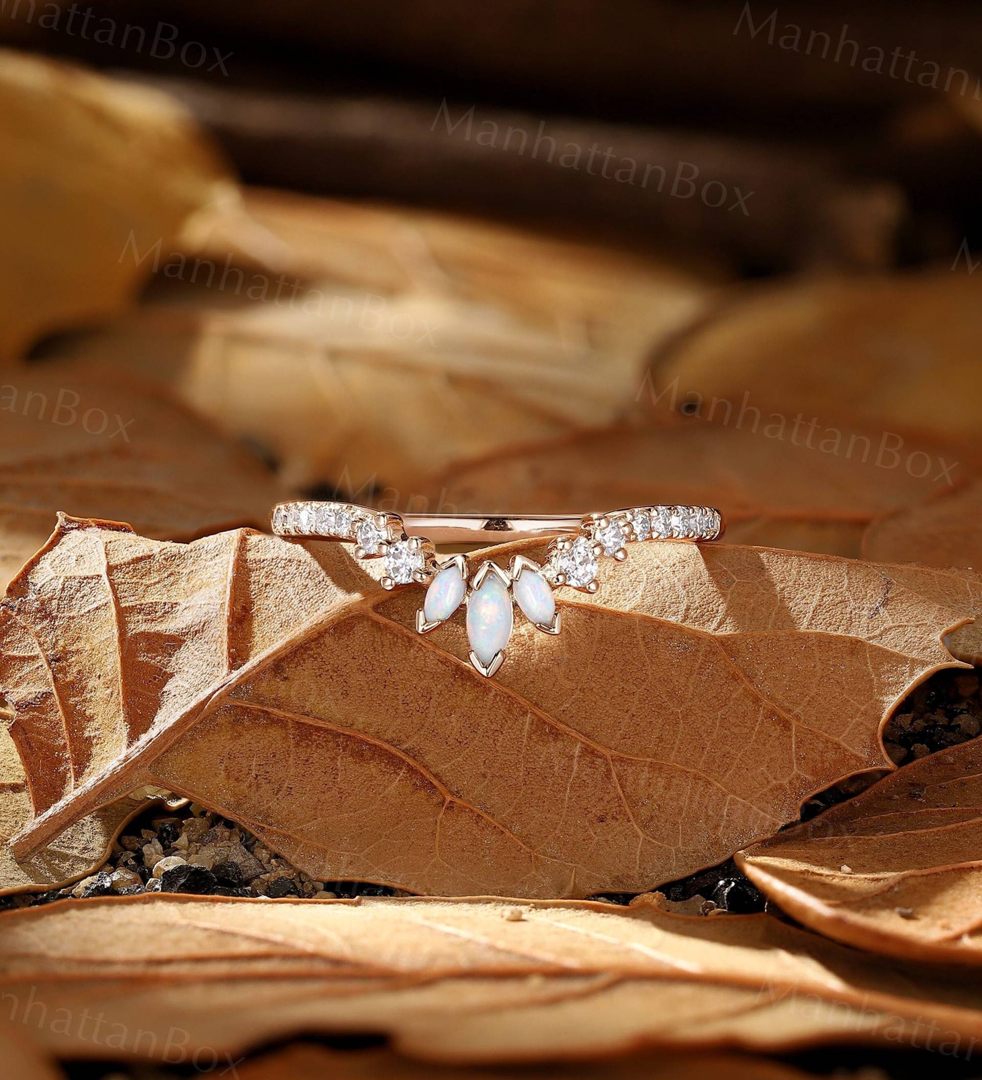 Gebogener Natürlicher Opal Ehering Roségold | Rundschliff Moissanite Passendes Band Stapeldiamant Half Eternity Einzigartiger Jubiläumsring von ManhattanBox