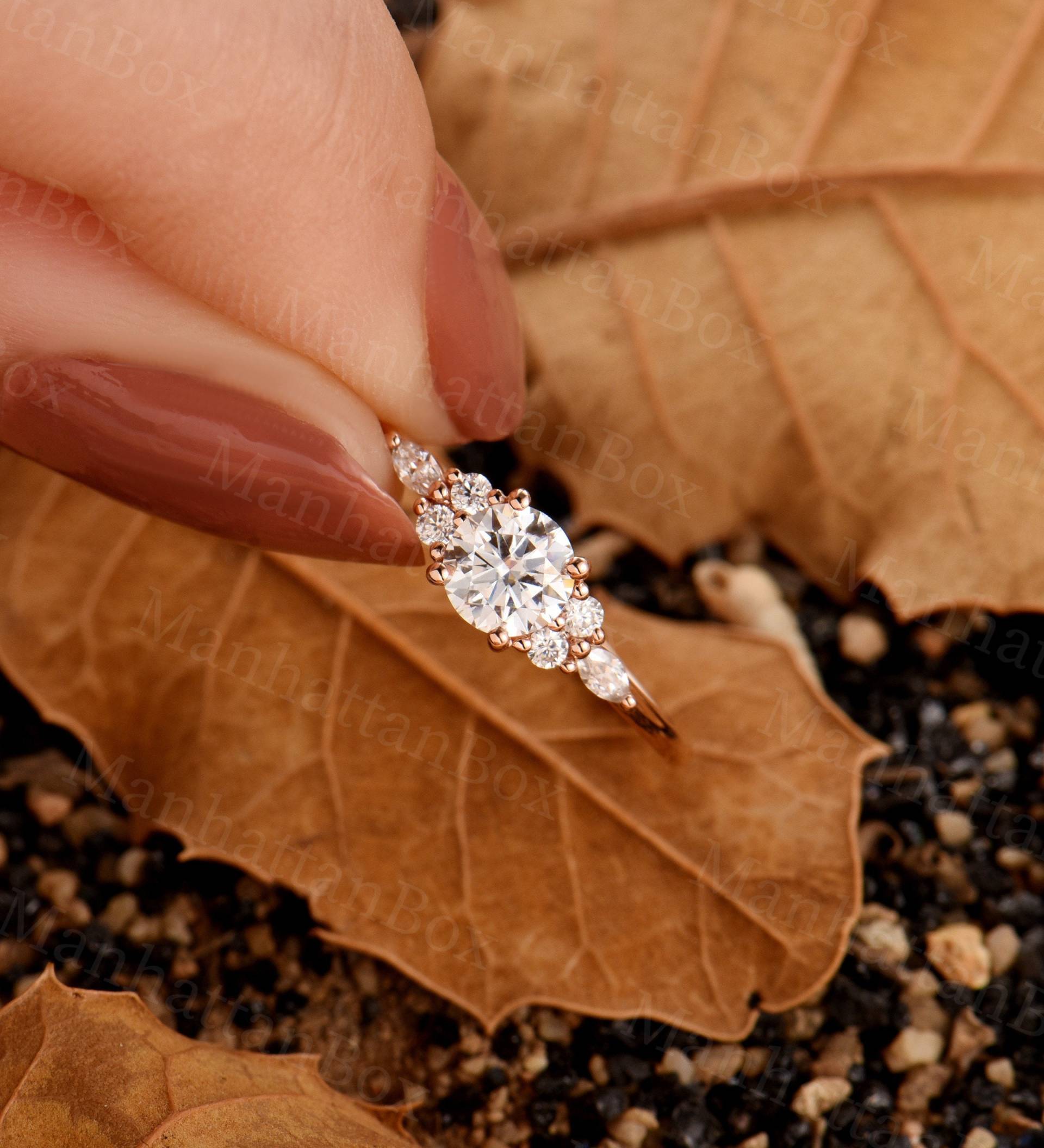 Moissanite Verlobungsring Vintage Rundschliffring Art-Deco-Ring Roségoldband Antiker Marquise-Diamantclusterring Einzigartiger Jahrestagsring von ManhattanBox