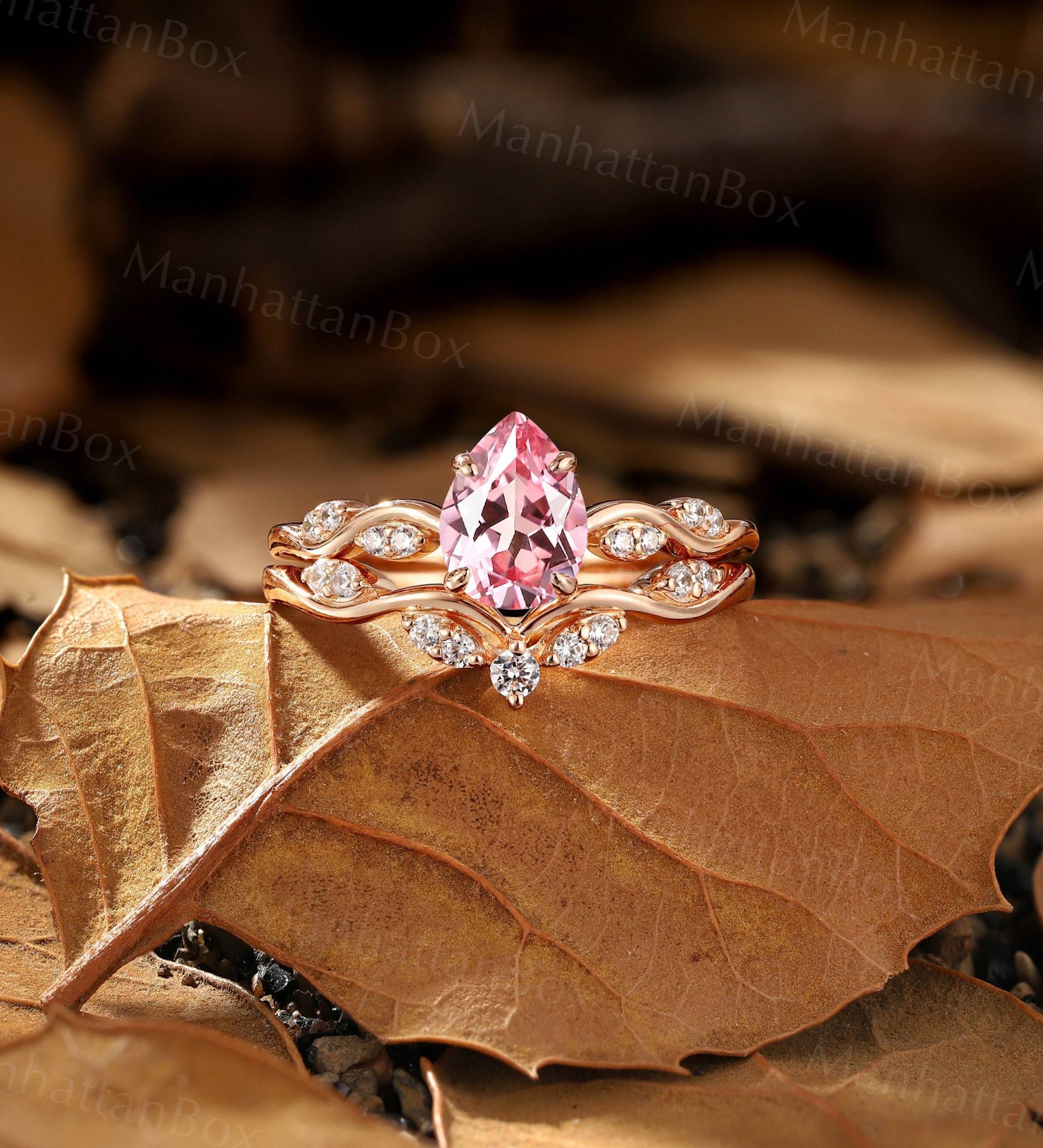 Pear Cut Lab Alexandrit Verlobungsring Set Einzigartige Rose Gold Braut Runde Form Moissanite Diamant Ehering Jubiläum Versprechen von ManhattanBox