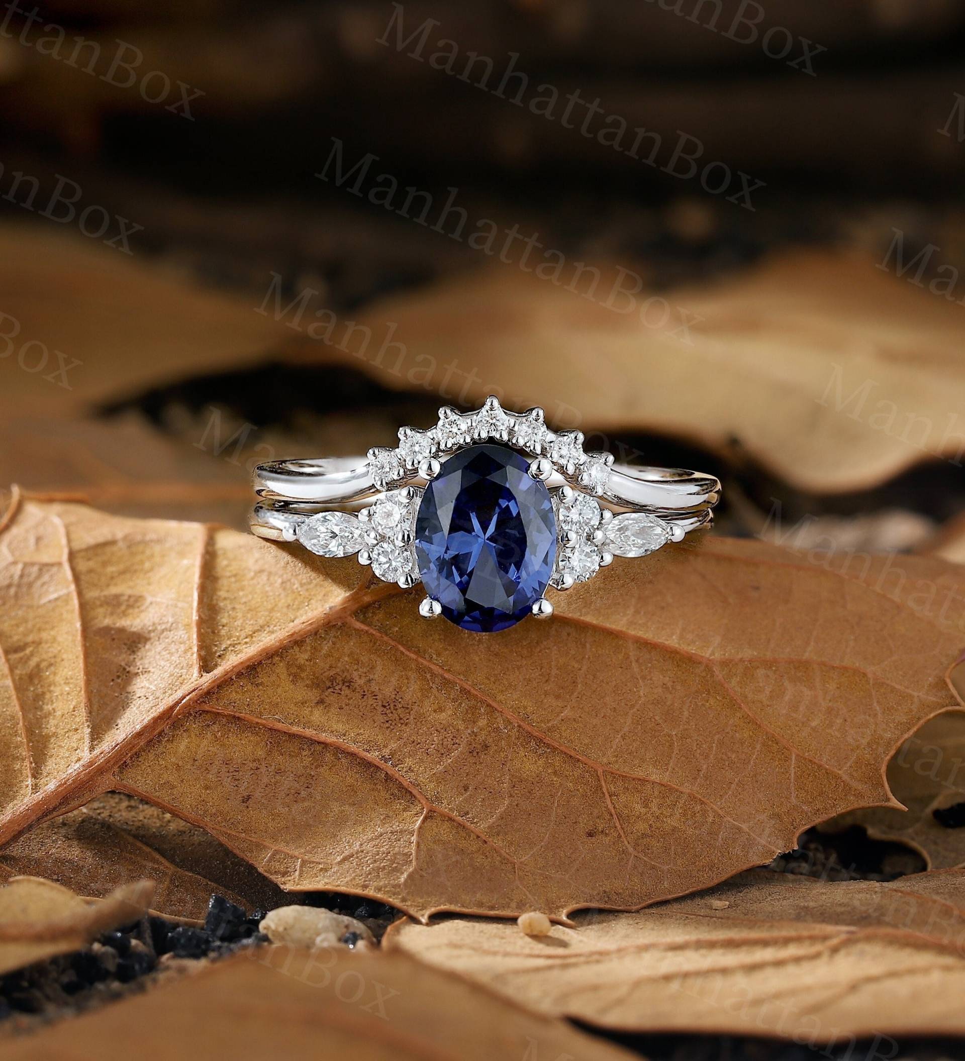 Vintage Blauer Saphir Verlobungsring Set - Antiker Weißgold Ehering Cluster Diamant Geschwungener Von Manhattanbox von ManhattanBox