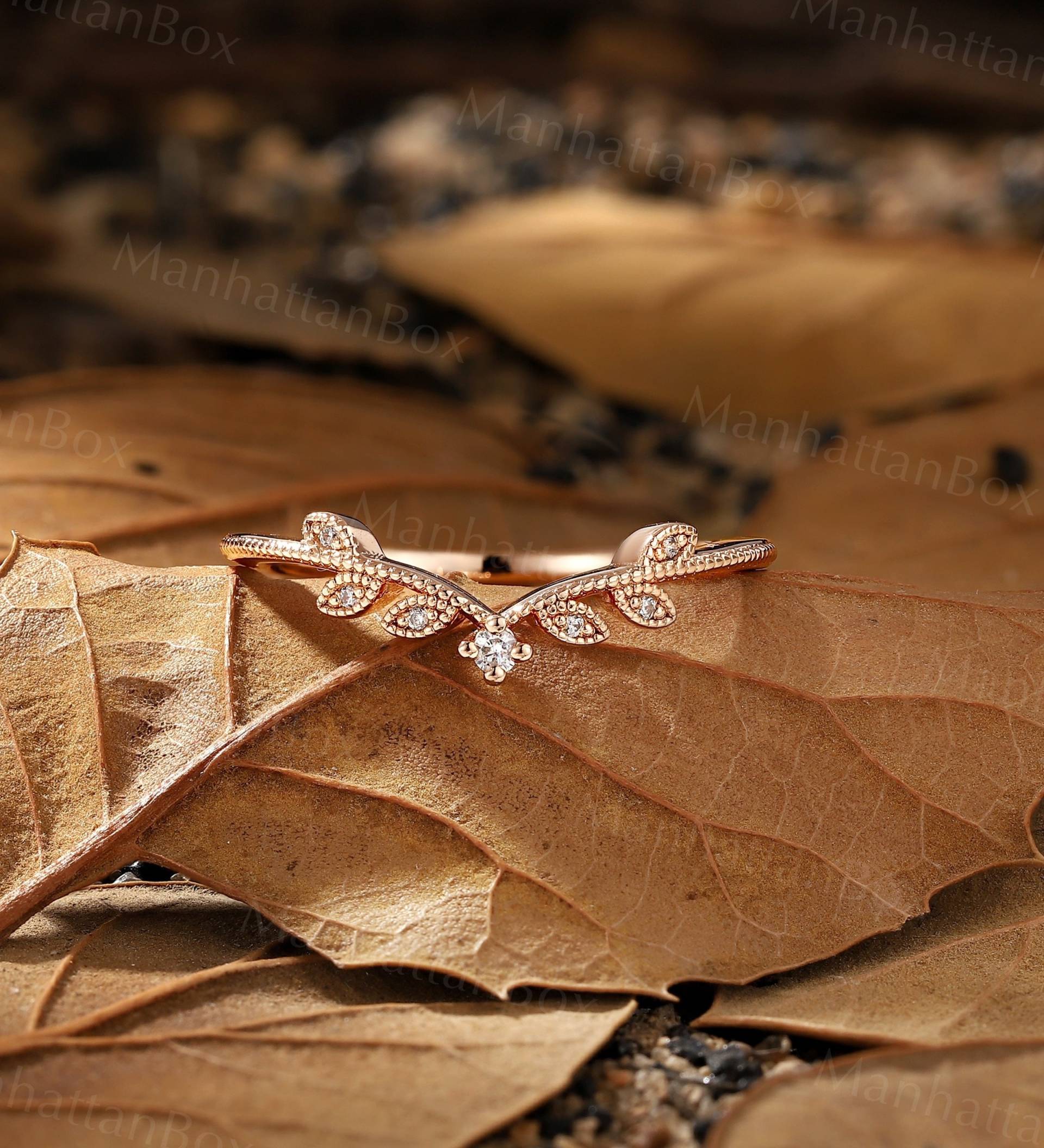 Vintage Gebogener Diamant Ehering Einzigartiger Blatt Milgrain Band Natur Inspirierter Ring Passender Versprechen Runder Zacken Set von ManhattanBox