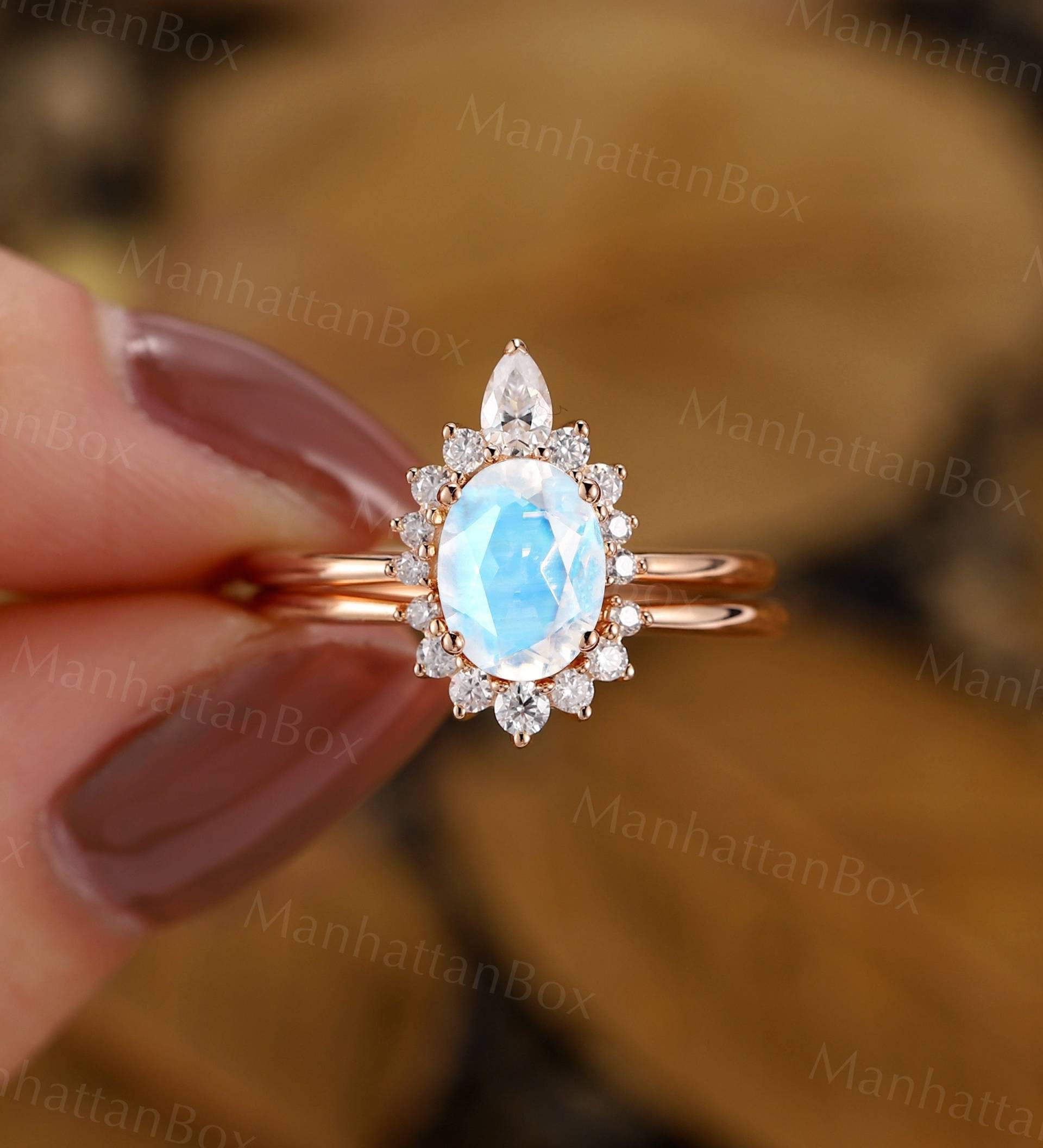 Vintage Oval Mondstein Verlobungsring Set Rose Gold Runde Halo Ring Einzigartige Geschwungene Stapeln Hochzeit Band Versprechen Braut Vintage Oval Mondstein Verlobungsring Set Rose Gold Runde Halo Ring Einzigartige Geschwungene Stapeln Hochzeit Band Versprechen Braut von ManhattanBox
